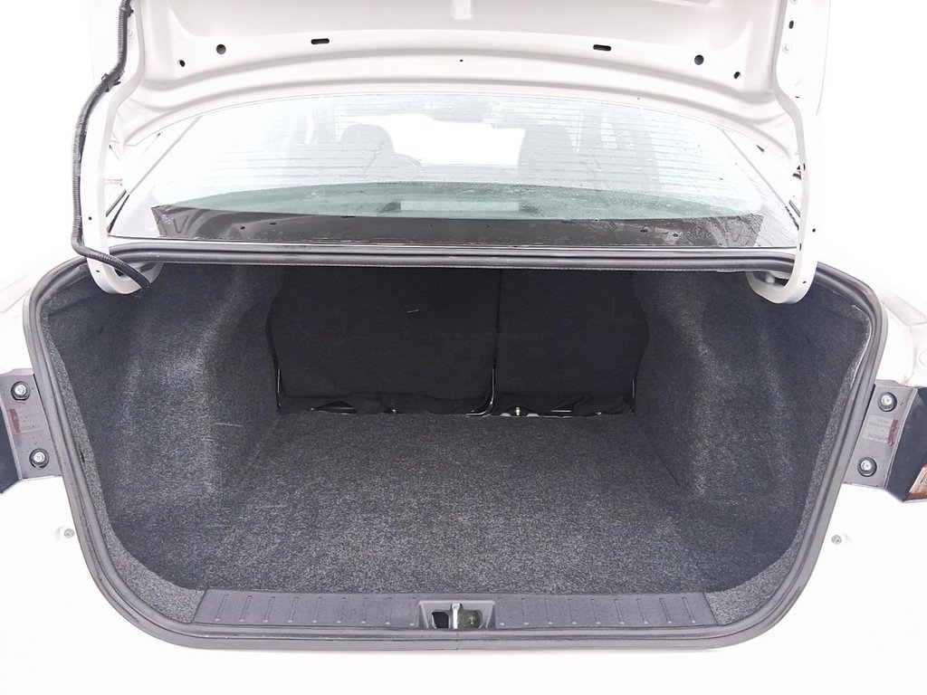 2023 Nissan Versa 1.6 SR CVT in Stratford, Ontario - 6 - w1024h768px