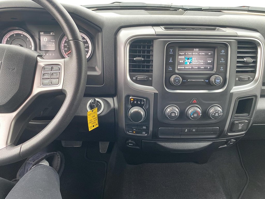 2022  RAM 1500 Classic Crew Cab 4x4 (DS) SLT (140.5 WB 5'7 Box) SWB in Stratford, Ontario - 14 - w1024h768px