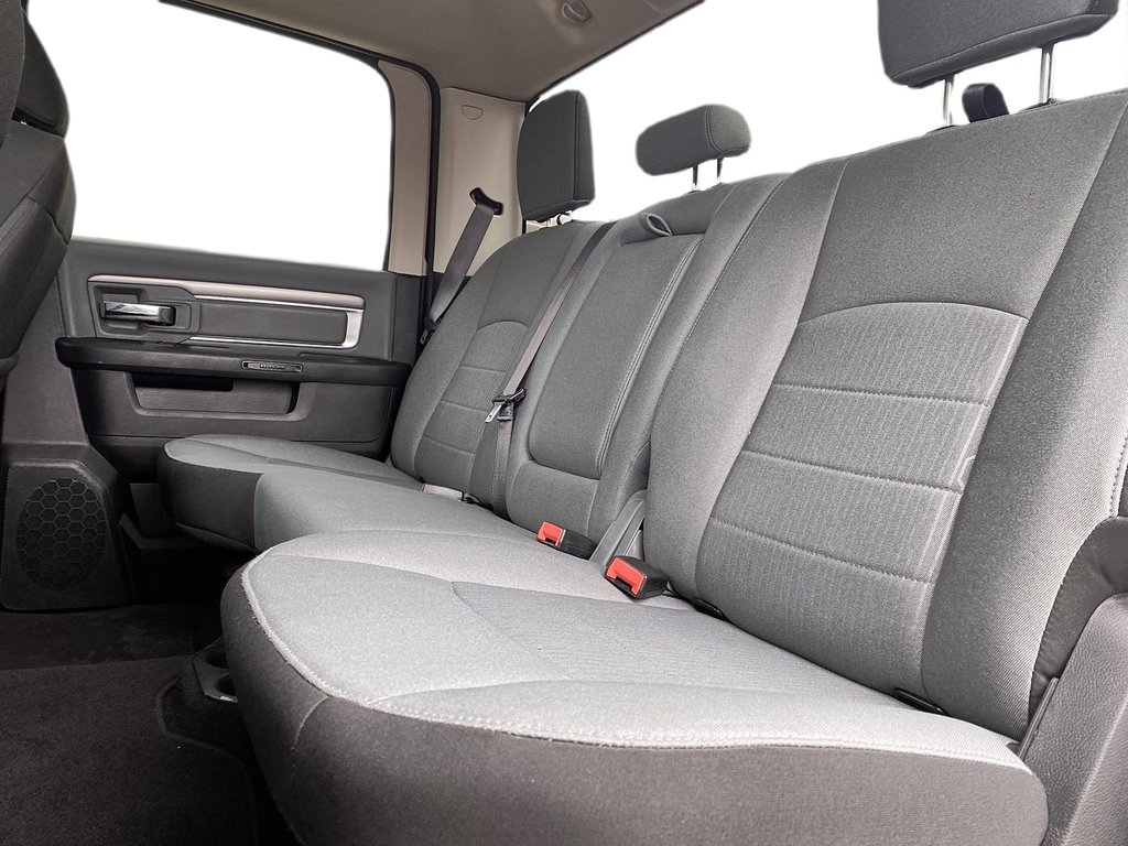 2022  RAM 1500 Classic Crew Cab 4x4 (DS) SLT (140.5 WB 5'7 Box) SWB in Stratford, Ontario - 9 - w1024h768px