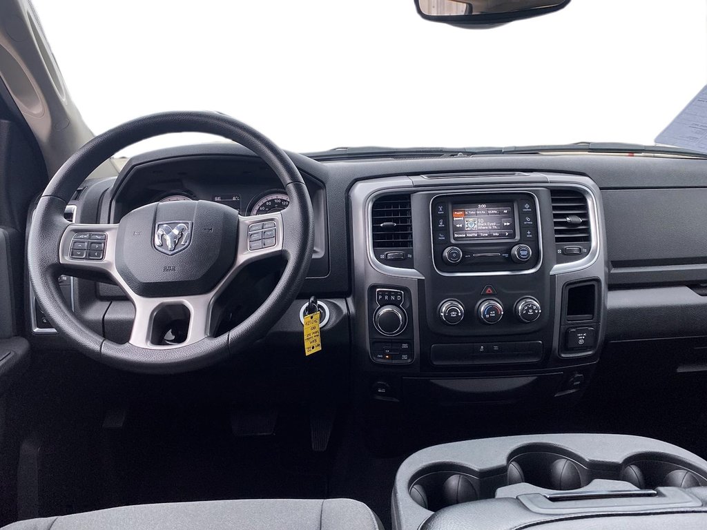 2022  RAM 1500 Classic Crew Cab 4x4 (DS) SLT (140.5 WB 5'7 Box) SWB in Stratford, Ontario - 10 - w1024h768px