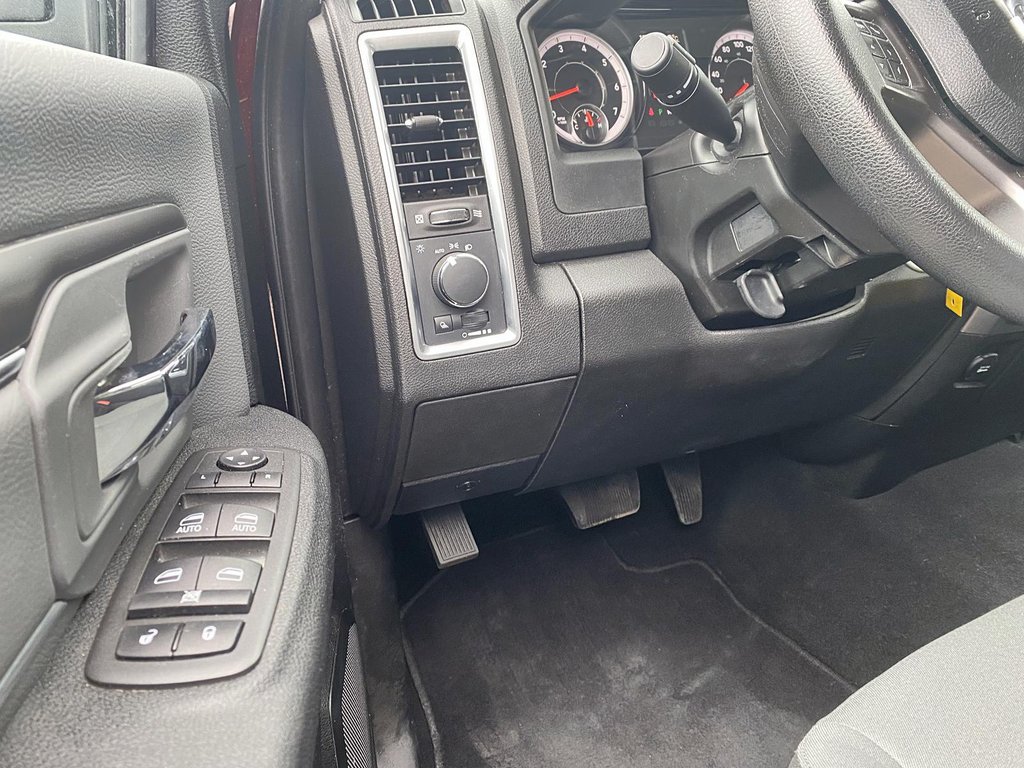 2022  RAM 1500 Classic Crew Cab 4x4 (DS) SLT (140.5 WB 5'7 Box) SWB in Stratford, Ontario - 11 - w1024h768px