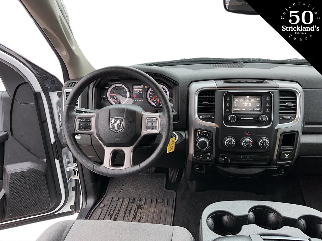 2022  RAM 1500 Classic Crew Cab 4x4 (DS) SLT (140.5 WB 5'7 Box) SWB in Stratford, Ontario - 8 - w1024h768px