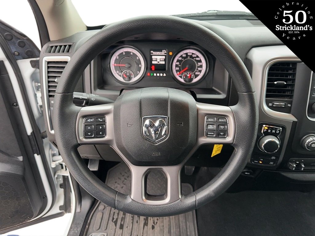 2022  RAM 1500 Classic Crew Cab 4x4 (DS) SLT (140.5 WB 5'7 Box) SWB in Stratford, Ontario - 10 - w1024h768px