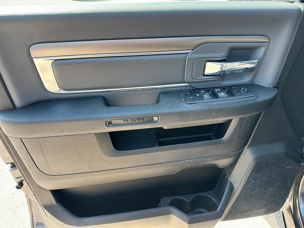 2022 Ram RAM 1500 Classic Crew Cab 4x4 (DS) SLT (140.5 WB 5'7 Box) SWB in Stratford, Ontario - 9 - w1024h768px