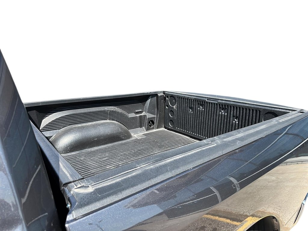 2022 Ram RAM 1500 Classic Crew Cab 4x4 (DS) SLT (140.5 WB 5'7 Box) SWB in Stratford, Ontario - 16 - w1024h768px
