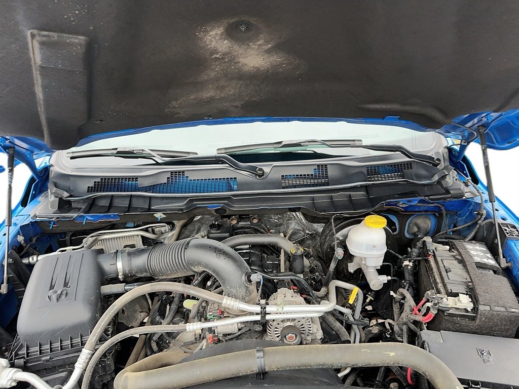 2022 Ram RAM 1500 Classic Crew Cab 4x4 (DS) SLT (140.5 WB 5'7 Box) SWB in Stratford, Ontario - 11 - w1024h768px