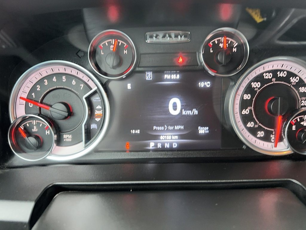 2022 Ram RAM 1500 Classic Crew Cab 4x4 (DS) SLT (140.5 WB 5'7 Box) SWB in Stratford, Ontario - 14 - w1024h768px