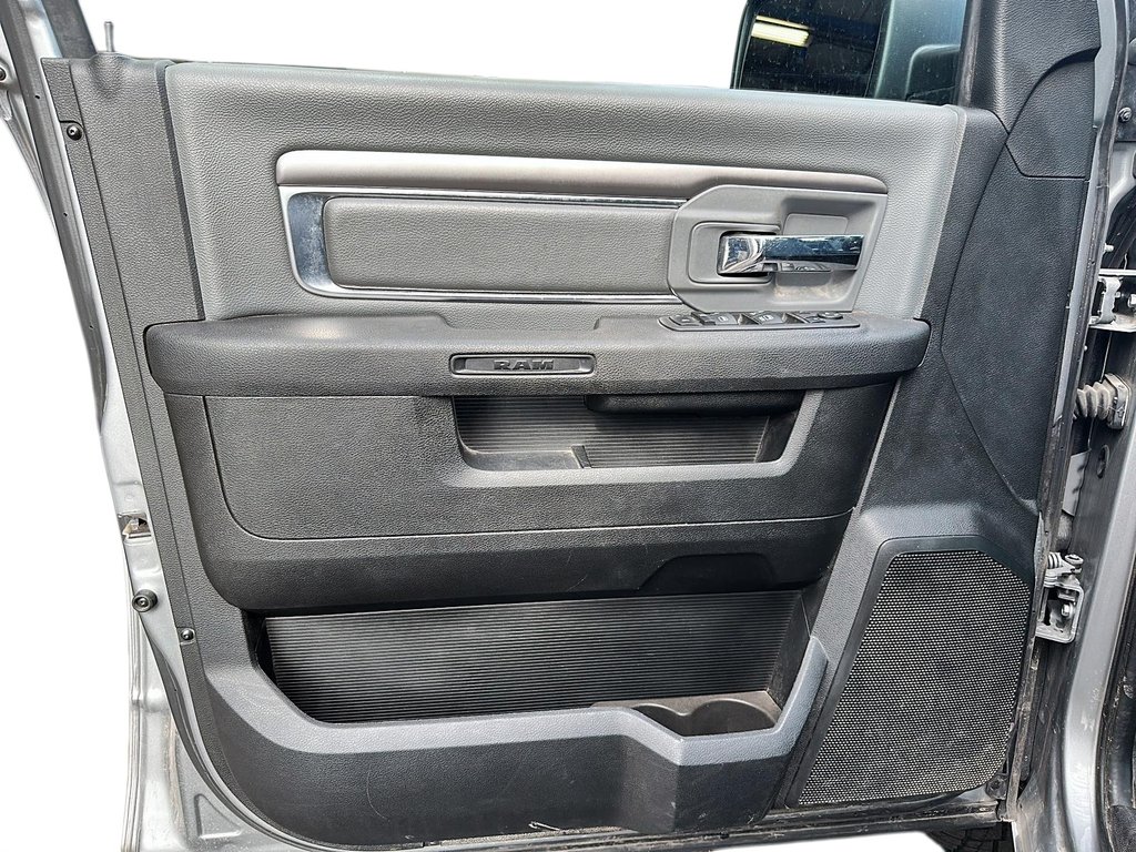 2022 Ram RAM 1500 Classic Crew Cab 4x4 (DS) SLT (140.5 WB 5'7 Box) SWB in Stratford, Ontario - 9 - w1024h768px