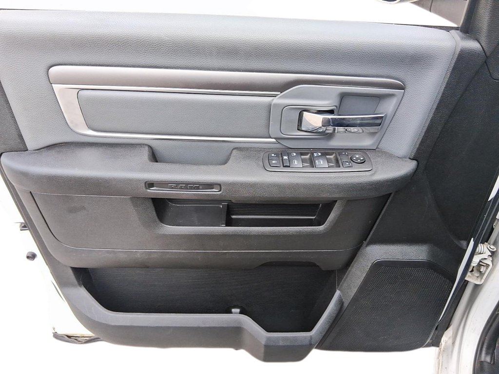 2022 Ram RAM 1500 Classic Crew Cab 4x4 (DS) SLT (140.5 WB 5'7 Box) SWB in Stratford, Ontario - 12 - w1024h768px