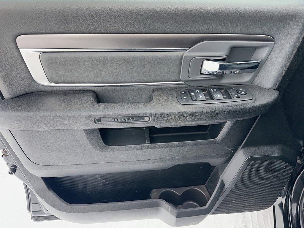 2023 Ram RAM 1500 Classic Crew Cab 4x4 (DS) SLT (140.5 WB 5'7 Box) SWB in Stratford, Ontario - 10 - w1024h768px