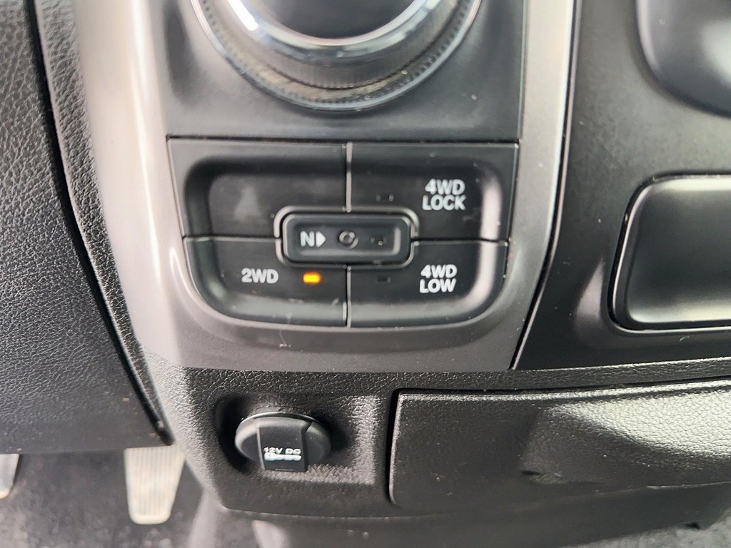 2023 Ram RAM 1500 Classic Crew Cab 4x4 (DS) SLT (140.5 WB 5'7 Box) SWB in Stratford, Ontario - 15 - w1024h768px