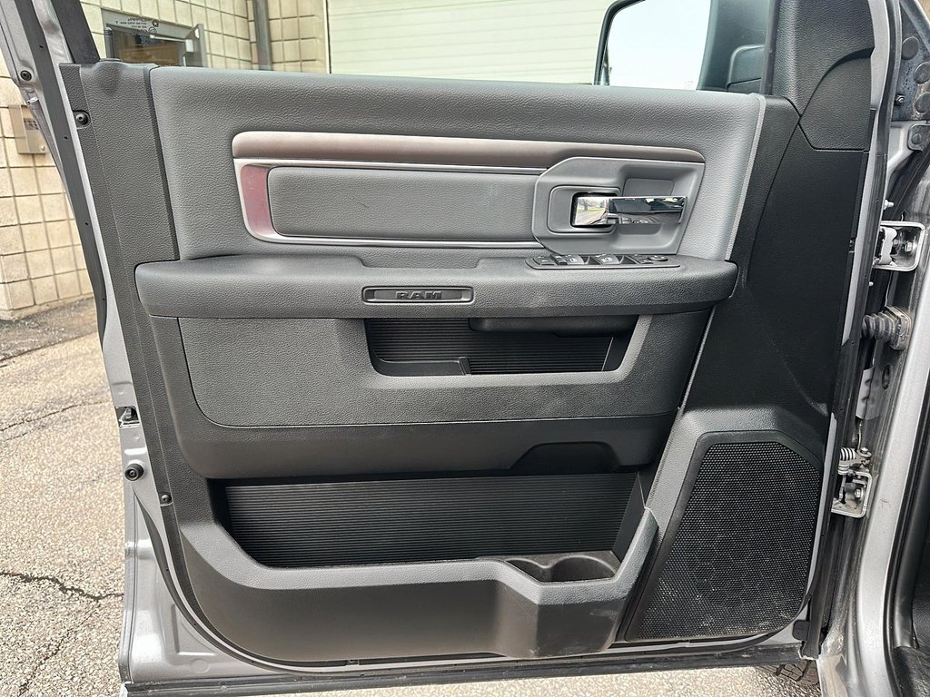 2023 Ram RAM 1500 Classic Crew Cab 4x4 (DS) SLT (140.5 WB 5'7 Box) SWB in Stratford, Ontario - 10 - w1024h768px