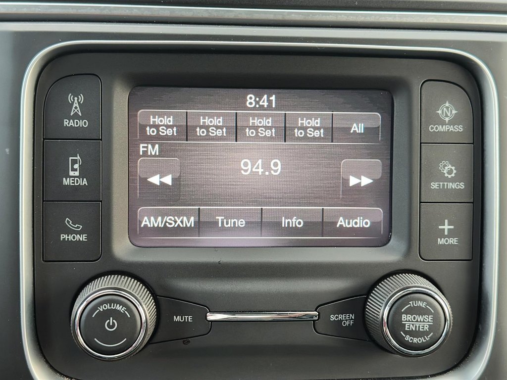 2023 Ram RAM 1500 Classic Crew Cab 4x4 (DS) SLT (140.5 WB 5'7 Box) SWB in Stratford, Ontario - 19 - w1024h768px