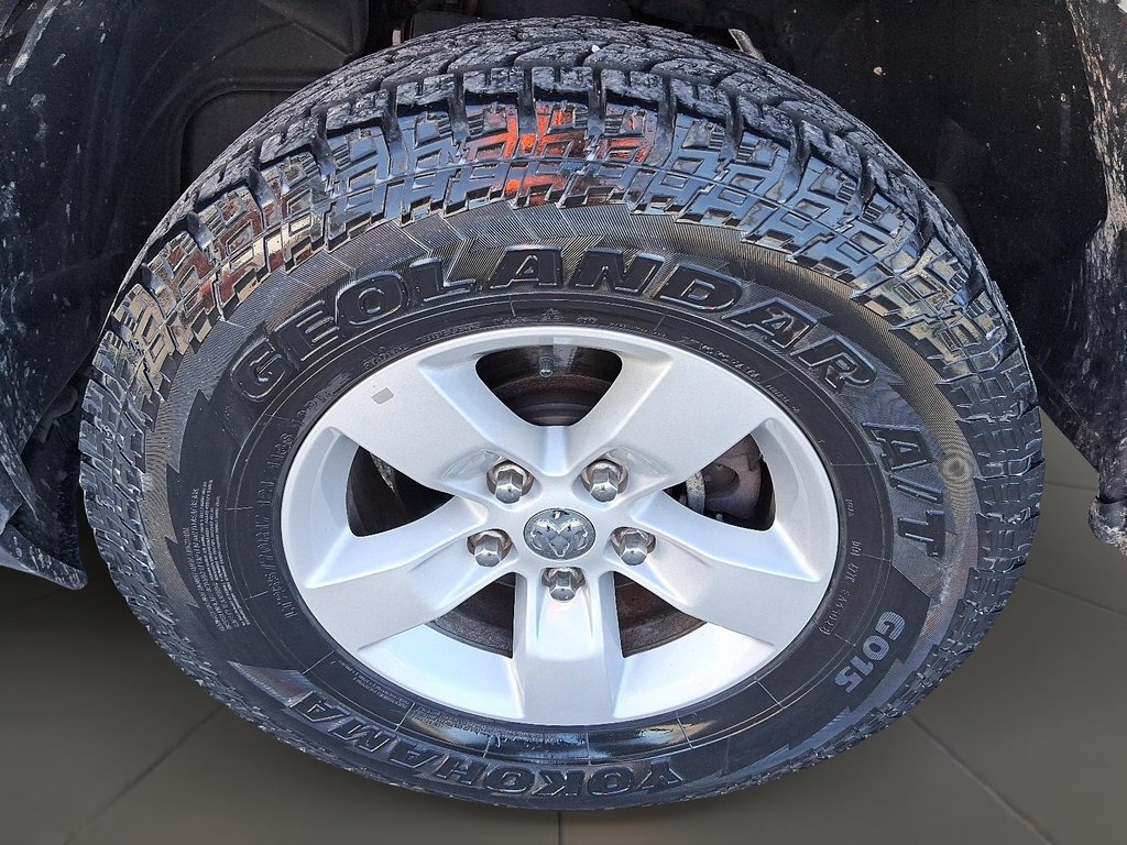 2023 Ram RAM 1500 Classic Crew Cab 4x4 (DS) SLT (140.5 WB 5'7 Box) SWB in Stratford, Ontario - 7 - w1024h768px