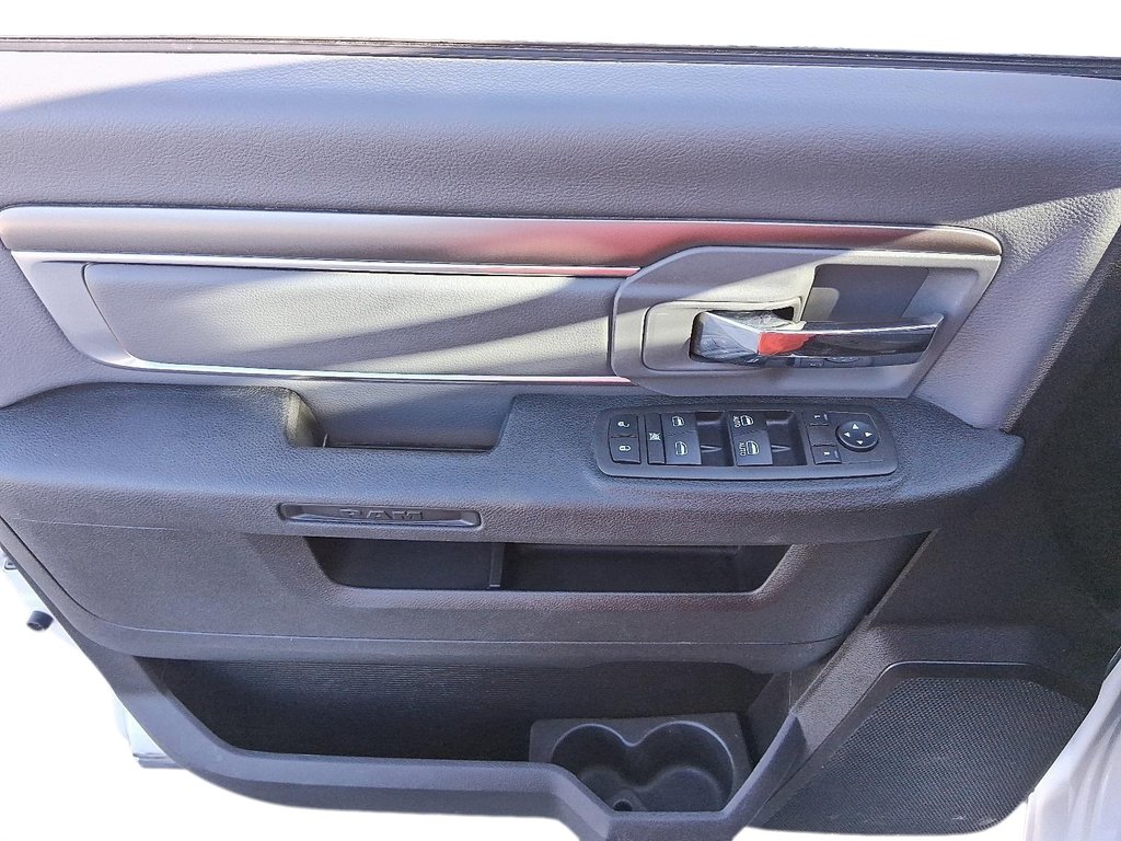 2023 Ram RAM 1500 Classic Crew Cab 4x4 (DS) SLT (140.5 WB 5'7 Box) SWB in Stratford, Ontario - 10 - w1024h768px