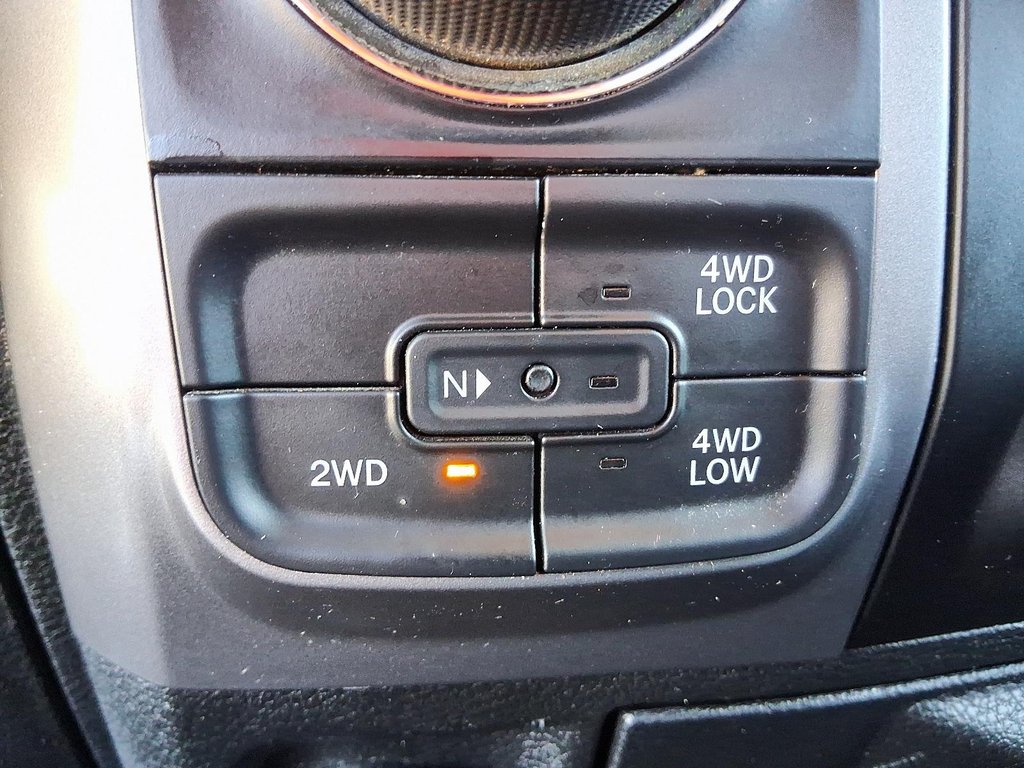 2023 Ram RAM 1500 Classic Crew Cab 4x4 (DS) SLT (140.5 WB 5'7 Box) SWB in Stratford, Ontario - 14 - w1024h768px