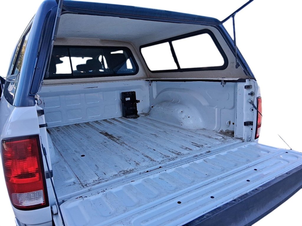 2023 Ram RAM 1500 Classic Crew Cab 4x4 (DS) SLT (140.5 WB 5'7 Box) SWB in Stratford, Ontario - 17 - w1024h768px