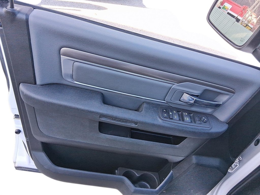 2023 Ram RAM 1500 Classic Crew Cab 4x4 (DS) SLT (140.5 WB 5'7 Box) SWB in Stratford, Ontario - 11 - w1024h768px