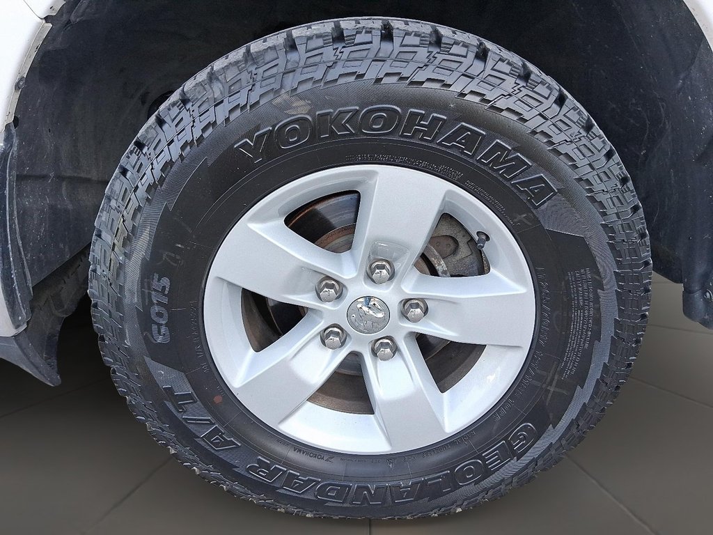 2023 Ram RAM 1500 Classic Crew Cab 4x4 (DS) SLT (140.5 WB 5'7 Box) SWB in Stratford, Ontario - 7 - w1024h768px