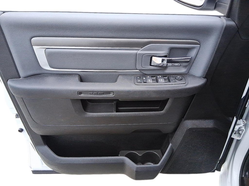 2023 Ram RAM 1500 Classic Crew Cab 4x4 (DS) SLT (140.5 WB 5'7 Box) SWB in Stratford, Ontario - 11 - w1024h768px