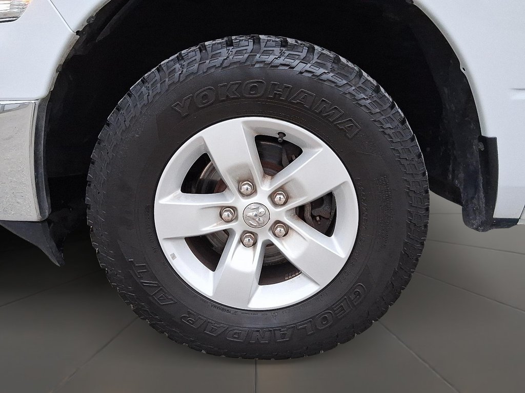 2023 Ram RAM 1500 Classic Crew Cab 4x4 (DS) SLT (140.5 WB 5'7 Box) SWB in Stratford, Ontario - 7 - w1024h768px