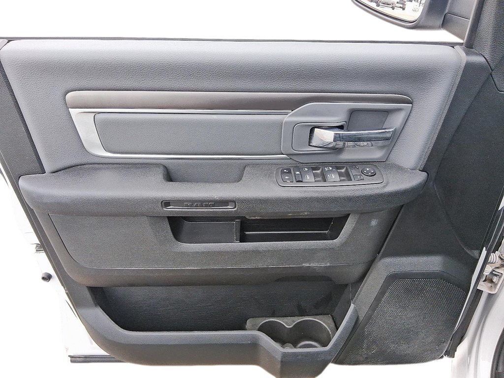 2023 Ram RAM 1500 Classic Crew Cab 4x4 (DS) SLT (140.5 WB 5'7 Box) SWB in Stratford, Ontario - 12 - w1024h768px