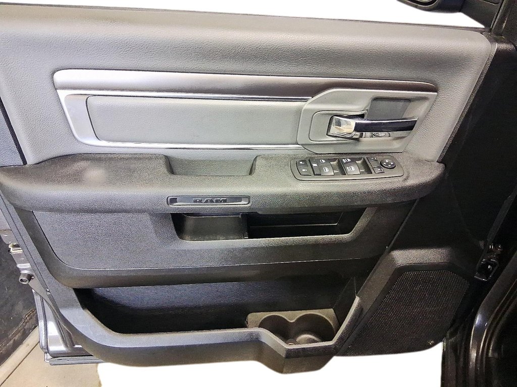 2023 Ram RAM 1500 Classic Crew Cab 4x4 (DS) SLT (140.5 WB 5'7 Box) SWB in Stratford, Ontario - 12 - w1024h768px