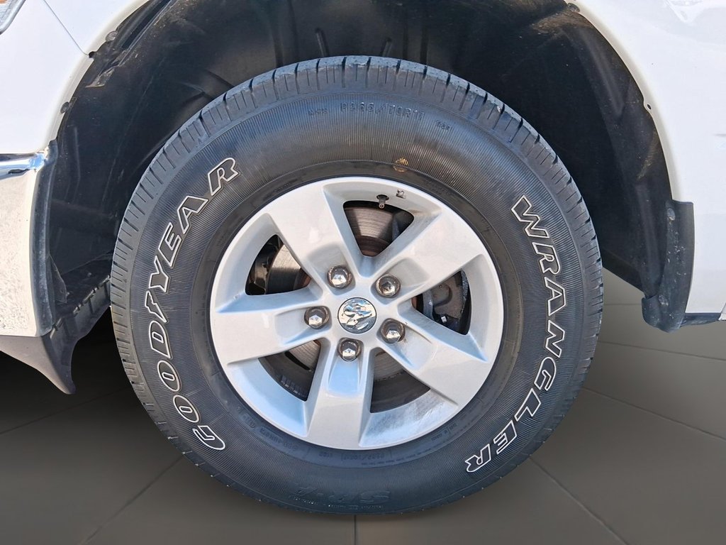 2023 Ram RAM 1500 Classic Crew Cab 4x4 (DS) SLT (140.5 WB 5'7 Box) SWB in Stratford, Ontario - 7 - w1024h768px
