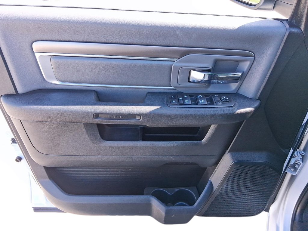 2023 Ram RAM 1500 Classic Crew Cab 4x4 (DS) SLT (140.5 WB 5'7 Box) SWB in Stratford, Ontario - 12 - w1024h768px