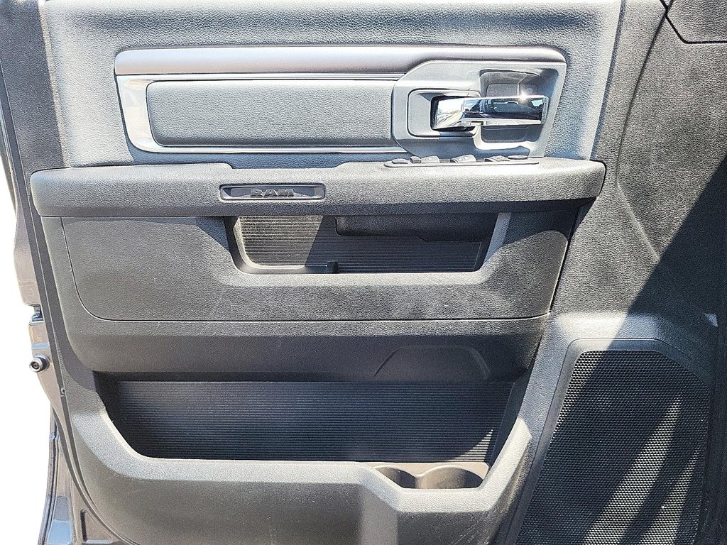 2023 Ram RAM 1500 Classic Crew Cab 4x4 (DS) SLT (140.5 WB 5'7 Box) SWB in Stratford, Ontario - 10 - w1024h768px