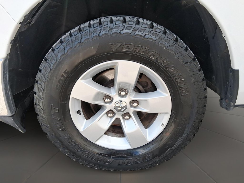 2023 Ram RAM 1500 Classic Crew Cab 4x4 (DS) SLT (140.5 WB 5'7 Box) SWB in Stratford, Ontario - 7 - w1024h768px