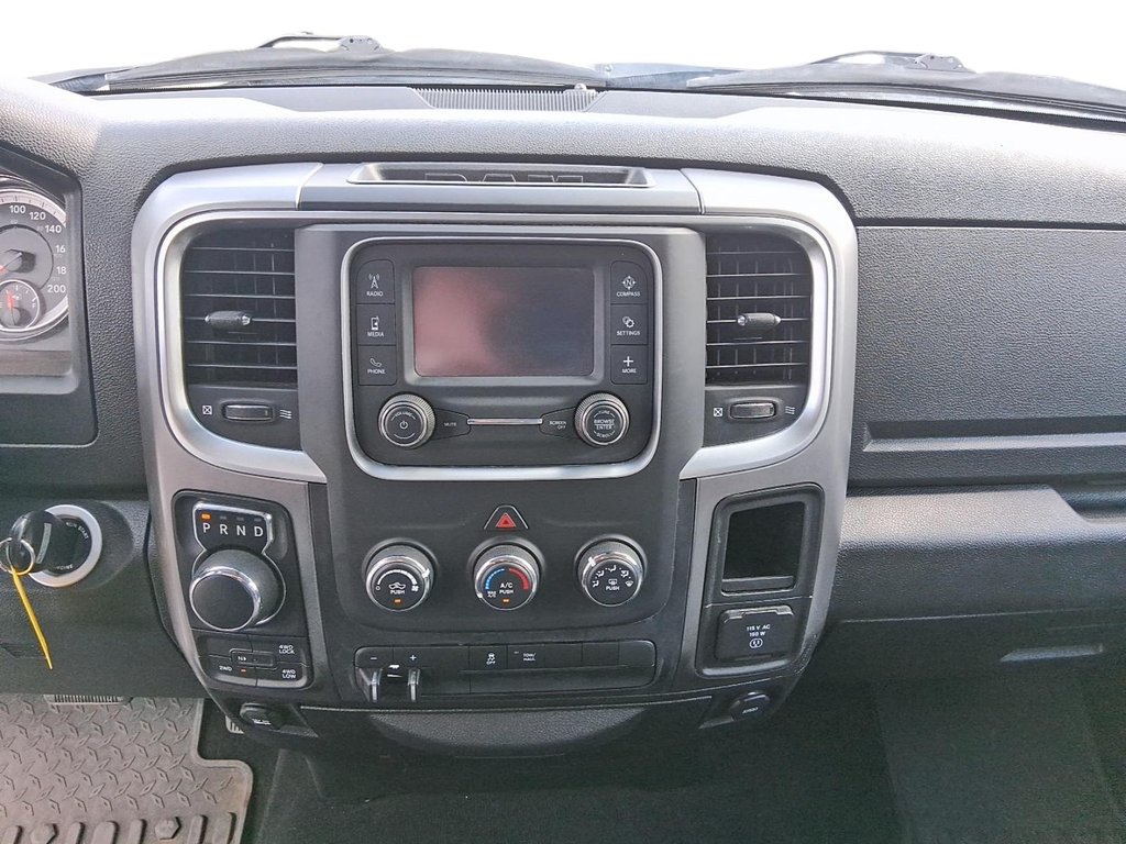 2023 Ram RAM 1500 Classic Crew Cab 4x4 (DS) SLT (140.5 WB 5'7 Box) SWB in Stratford, Ontario - 16 - w1024h768px