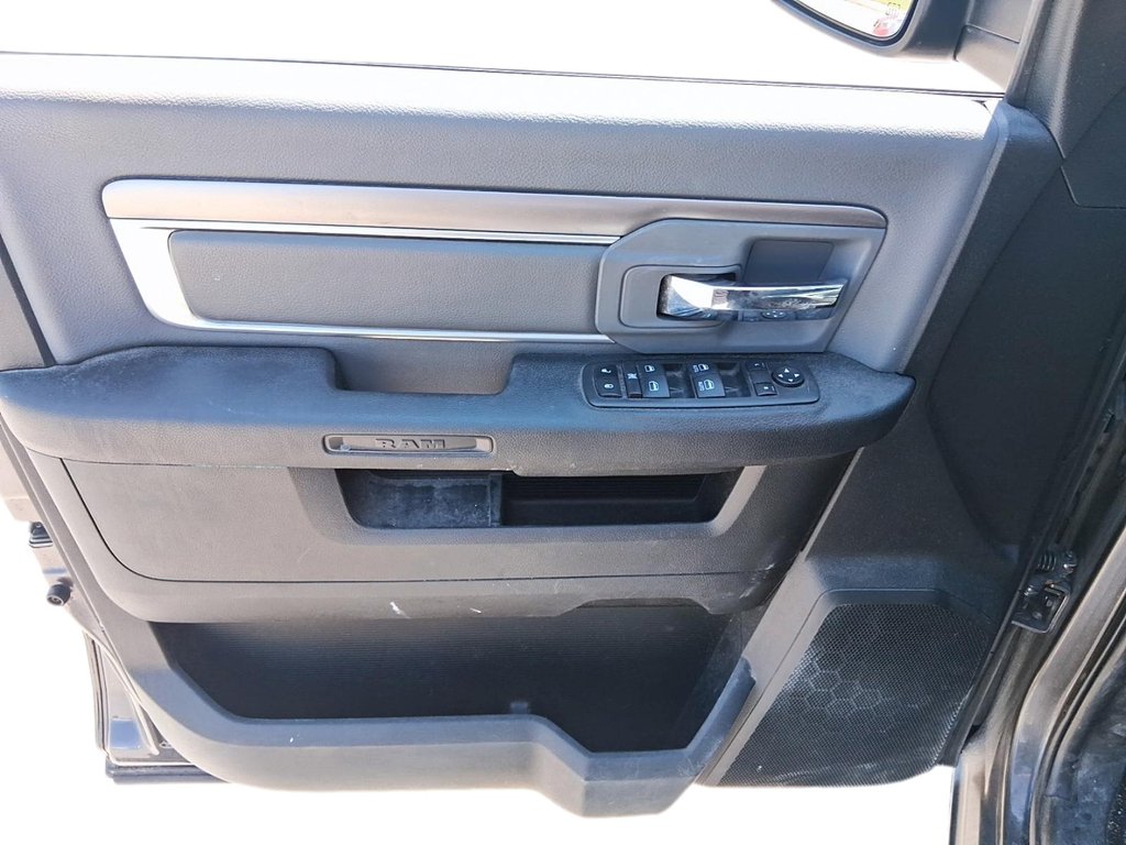 2023 Ram RAM 1500 Classic Crew Cab 4x4 (DS) SLT (140.5 WB 5'7 Box) SWB in Stratford, Ontario - 13 - w1024h768px