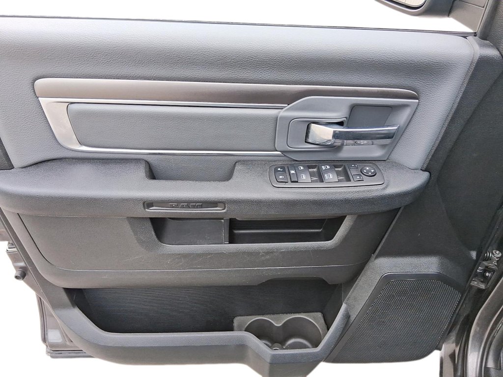 2023 Ram RAM 1500 Classic Crew Cab 4x4 (DS) SLT (140.5 WB 5'7 Box) SWB in Stratford, Ontario - 12 - w1024h768px