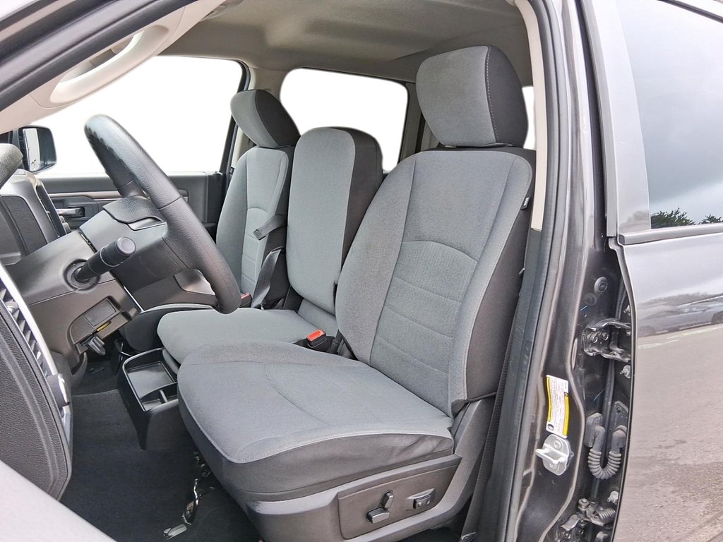 2023 Ram RAM 1500 Classic Crew Cab 4x4 (DS) SLT (140.5 WB 5'7 Box) SWB in Stratford, Ontario - 9 - w1024h768px