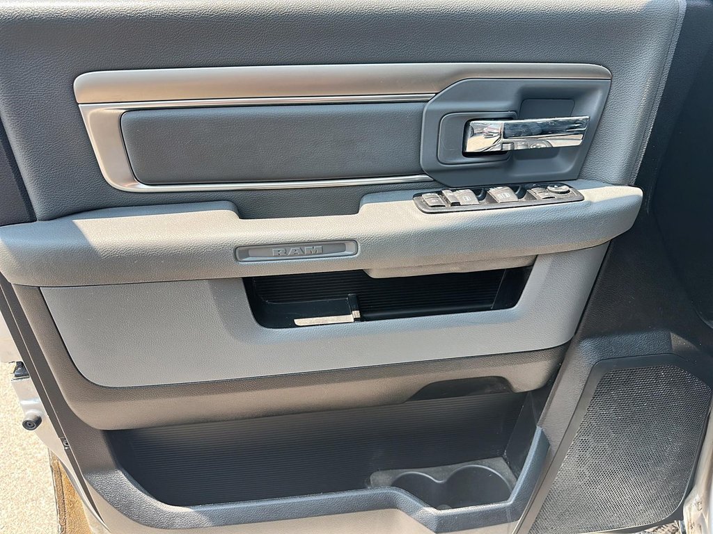 2014 Ram 1500 Crew Cab 4x4 SLT (140.5 WB - 5.7 Box) in Stratford, Ontario - 10 - w1024h768px