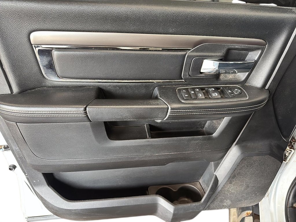 2016 Ram RAM 1500 Crew Cab 4x4 Sport (140.5 WB - 5.7 Box) in Stratford, Ontario - 10 - w1024h768px