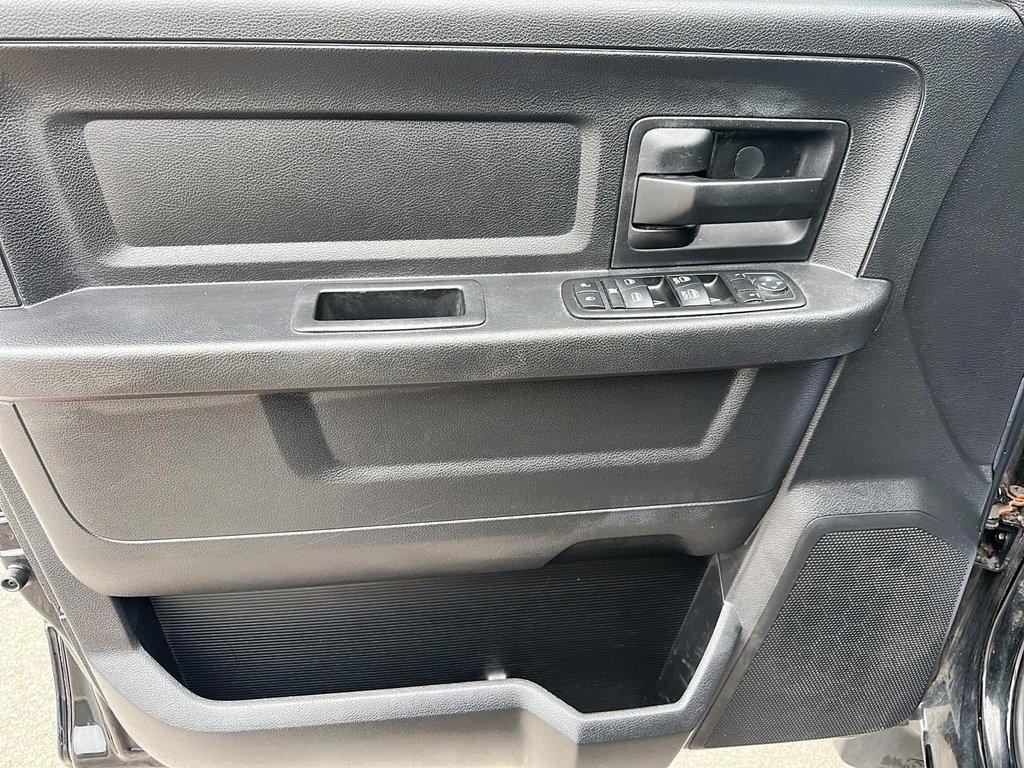 2014 Ram 1500 Quad Cab 4x4 ST (140.5 WB 6 4 Box) in Stratford, Ontario - 9 - w1024h768px