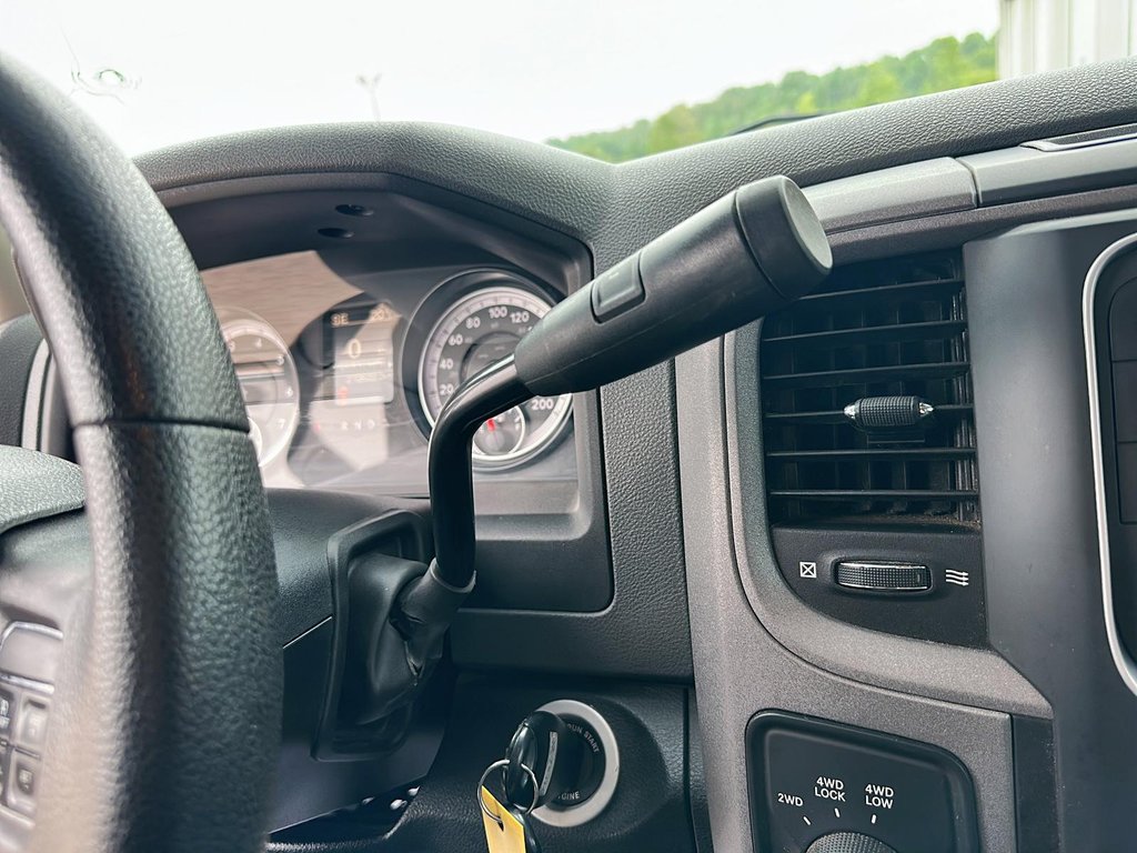 2014 Ram 1500 Quad Cab 4x4 ST (140.5 WB 6 4 Box) in Stratford, Ontario - 13 - w1024h768px
