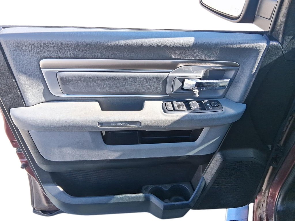 2016 Ram RAM 1500 Quad Cab 4x4 SLT (140.5 WB 6'4 Box) in Stratford, Ontario - 12 - w1024h768px