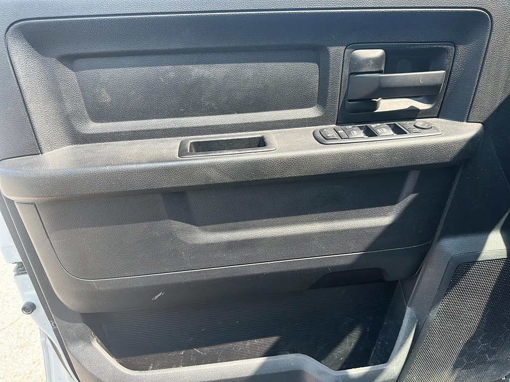 2016 Ram RAM 3500 Crew Cab 4x4 ST - (169 WB - 8 Box) in Stratford, Ontario - 10 - w1024h768px