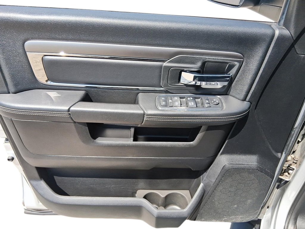2017 Ram RAM 3500 Crew Cab 4x4 SLT - (149'' WB - 6.4'' Box) in Stratford, Ontario - 12 - w1024h768px