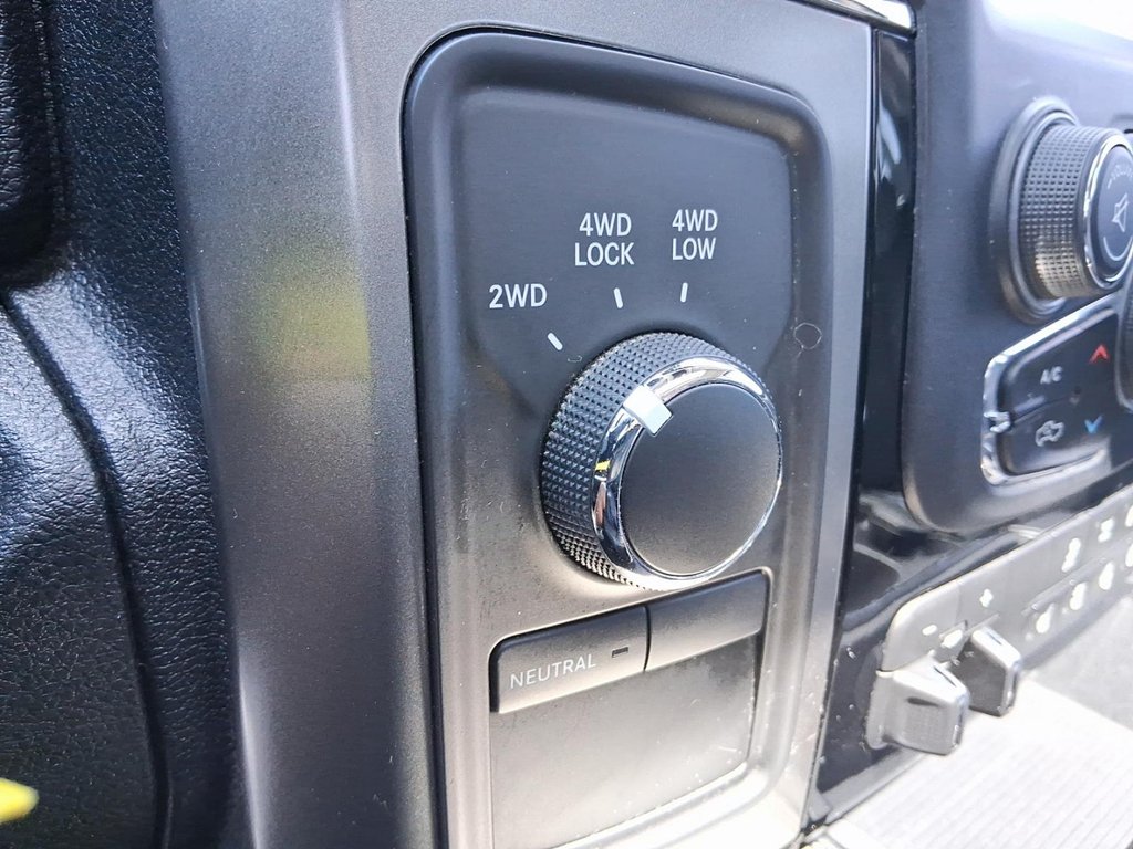 2017 Ram RAM 3500 Crew Cab 4x4 SLT - (149'' WB - 6.4'' Box) in Stratford, Ontario - 18 - w1024h768px