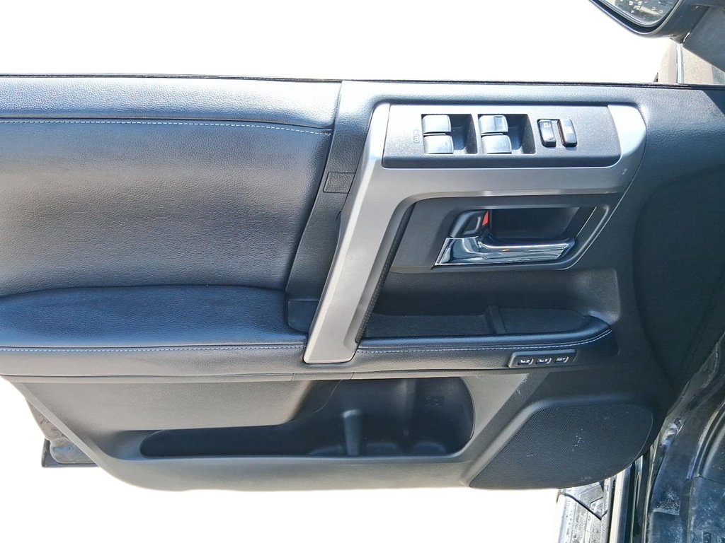 2018 Toyota 4Runner SR5 V6 5A in Stratford, Ontario - 12 - w1024h768px