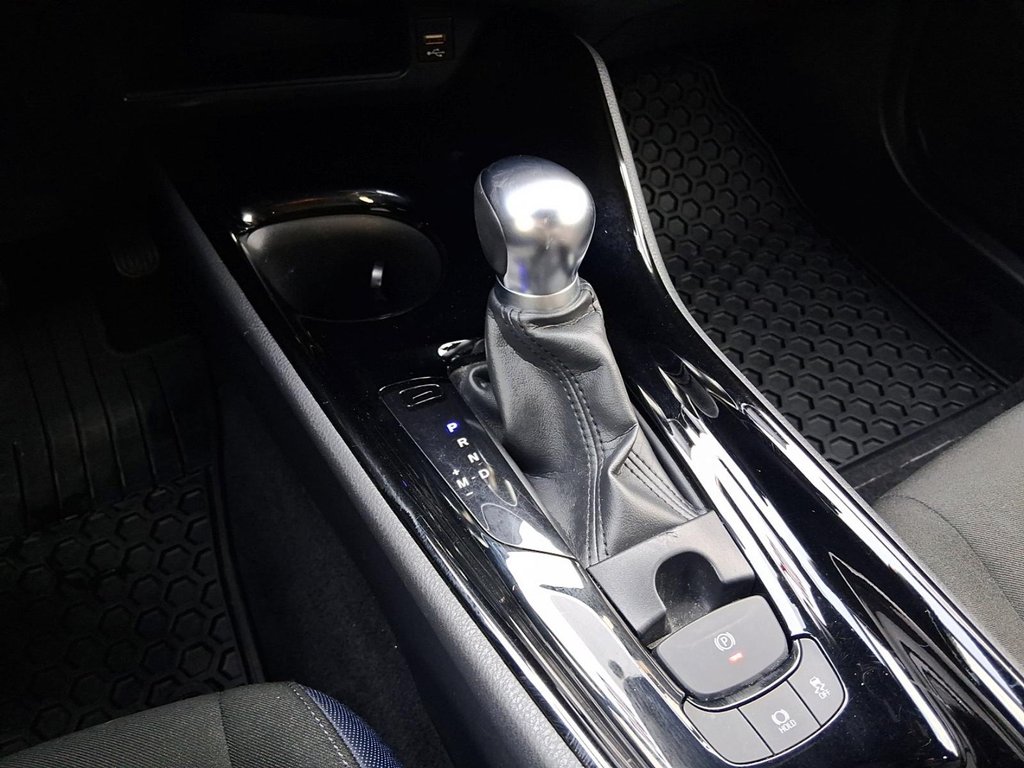 2020 Toyota C-HR LE in Stratford, Ontario - 17 - w1024h768px