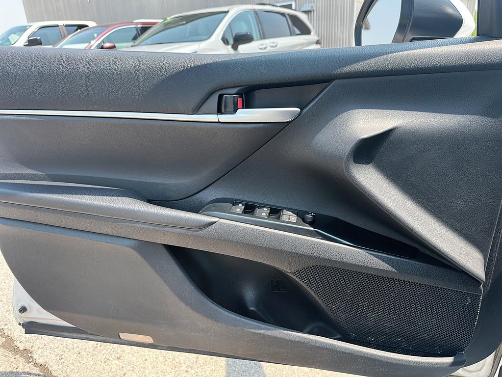 2018 Toyota Camry Hybrid SE CVT in Stratford, Ontario - 10 - w1024h768px