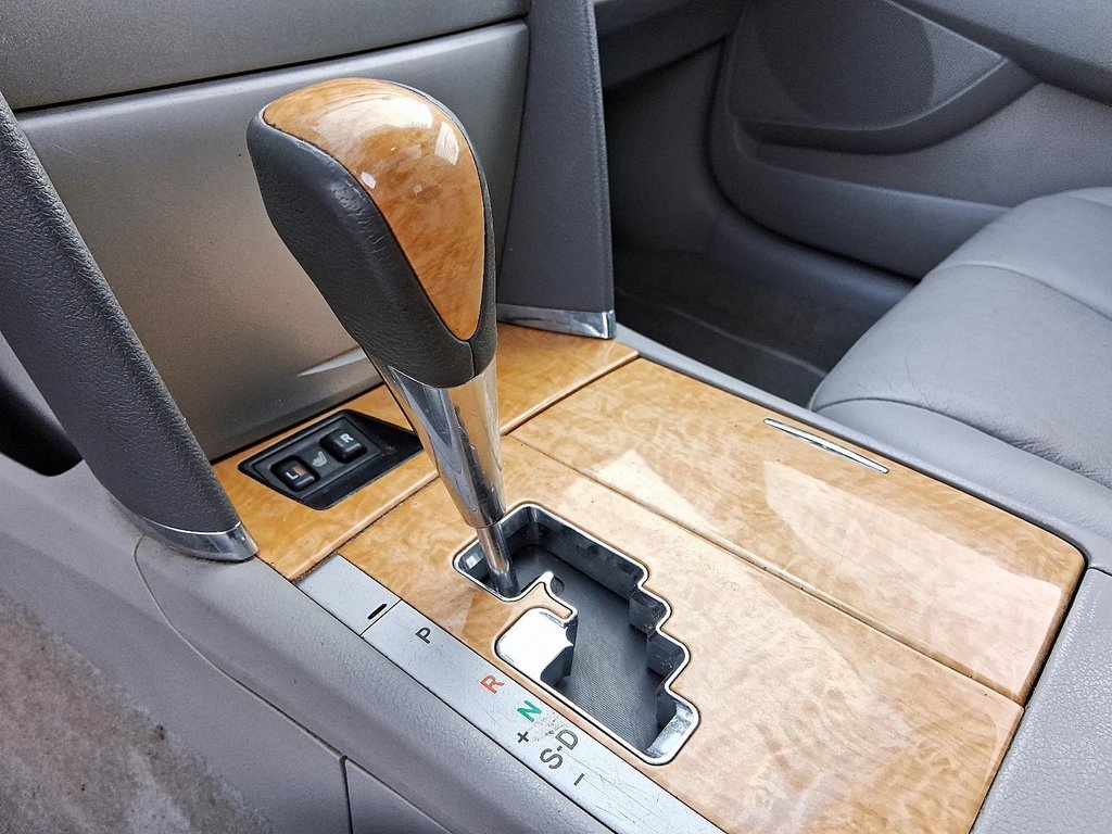 2007 Toyota Camry 4-door Sedan SE V6 in Stratford, Ontario - 16 - w1024h768px