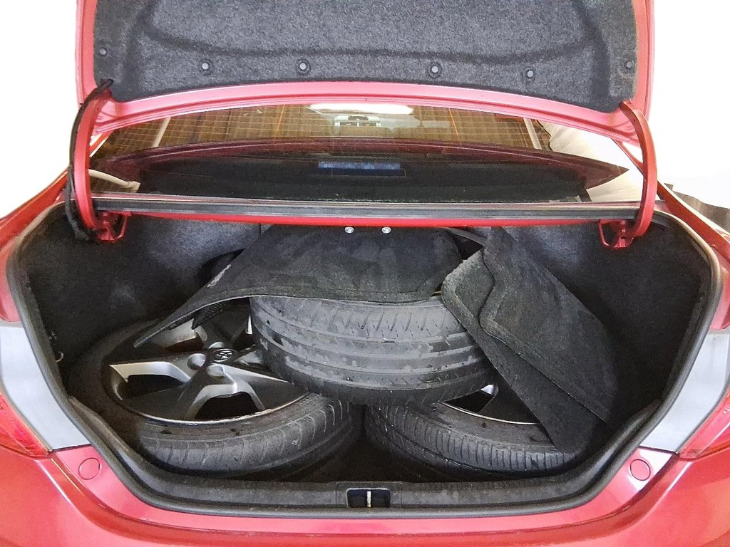 2012 Toyota Camry 4-door Sedan SE in Stratford, Ontario - 5 - w1024h768px