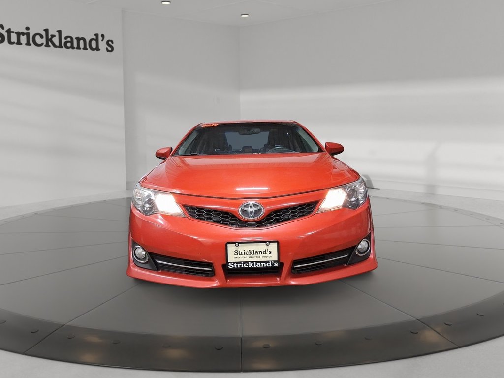2012 Toyota Camry 4-door Sedan SE in Stratford, Ontario - 2 - w1024h768px