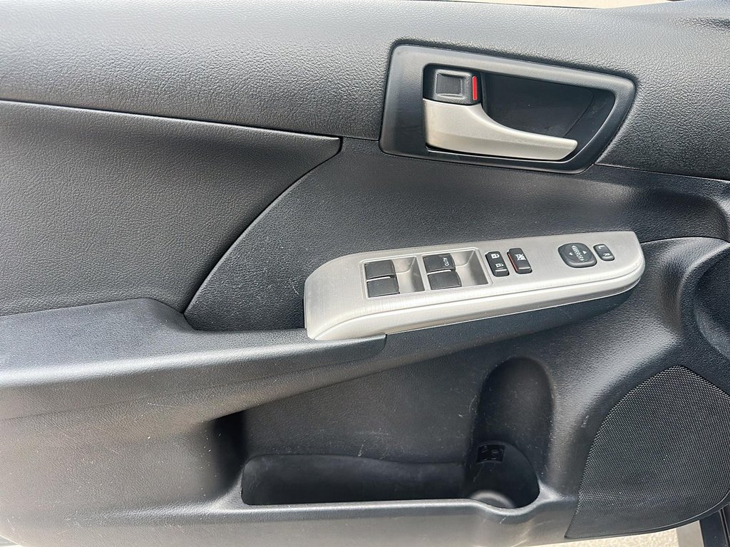 2013 Toyota Camry 4-door Sedan SE in Stratford, Ontario - 10 - w1024h768px